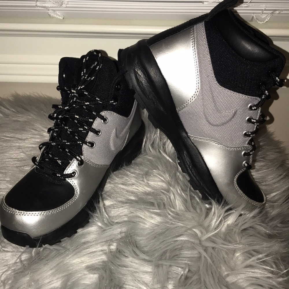 - Nike ACG Sneakers